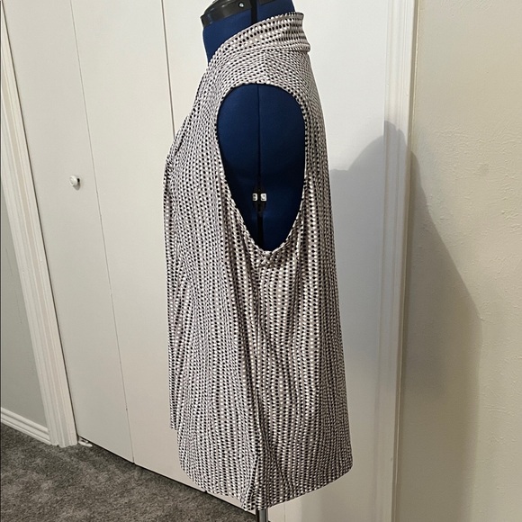 Kasper Black and White Patterned Sleeveless Blouse - Picture 3 of 7